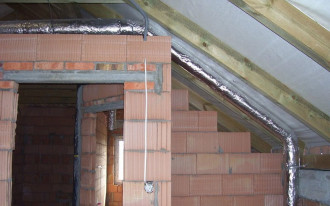 Czy folia dachowa na niewykończonym poddaszu musi być osłonięta także od wewnątrz?