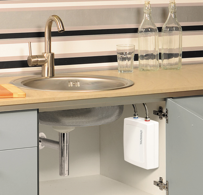 Małe podgrzewacze można łatwo schować w szafce pod zlewozmywakiem.