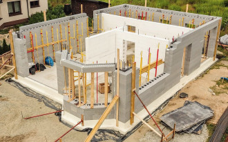 Jakie są zalety budowy domu z wykorzystaniem klocków styropianowych?