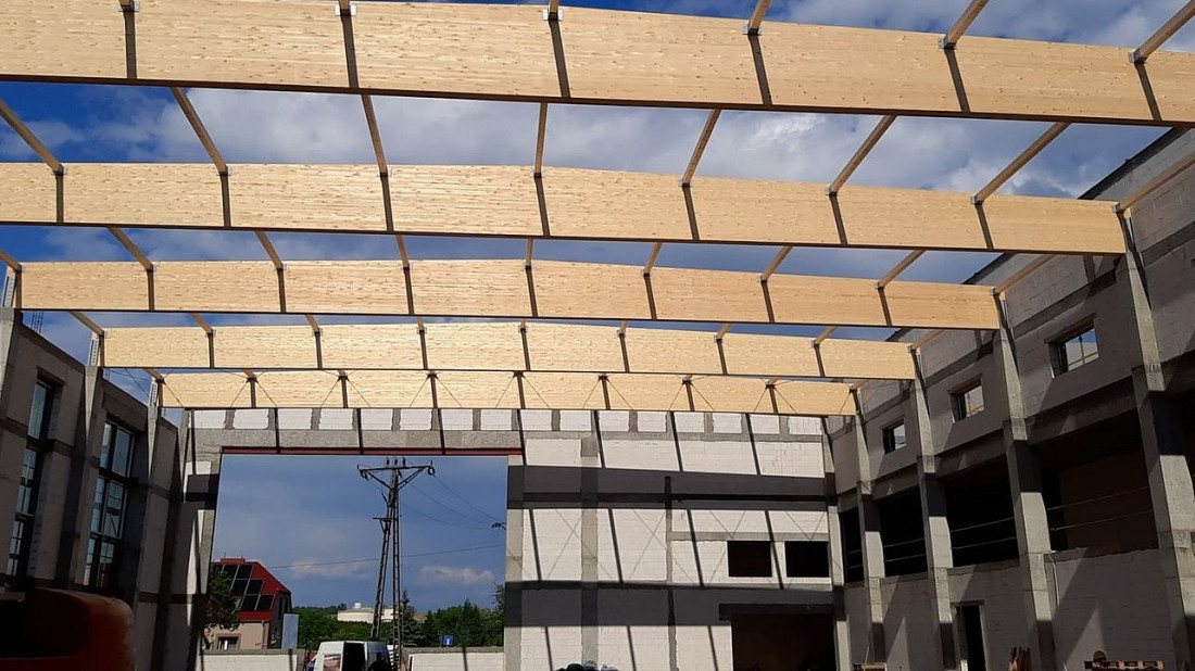 Sala sportowa przy ZSZ w Gostyniu z konstrukcją dachu z drewna klejonego NordWOOD