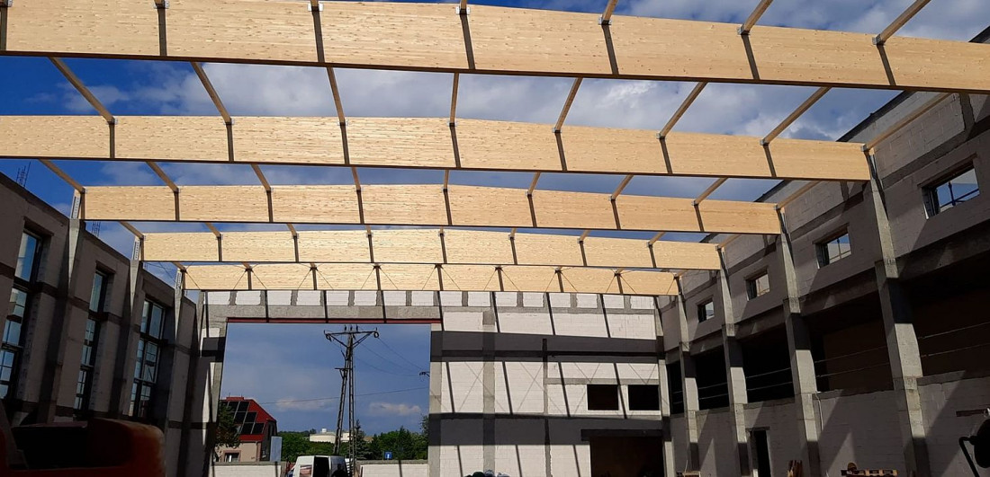 Sala sportowa przy ZSZ w Gostyniu z konstrukcją dachu z drewna klejonego NordWOOD