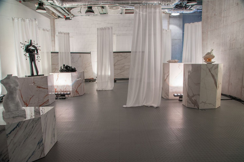 Seria spieków Dekton Onirika na wystawie w Laboratorium Rzeźby w warszawskim Centrum Koneser