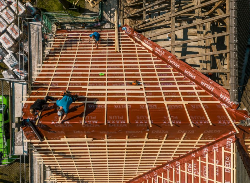 Dachy skośne stanowią większe wyzwanie dla zachowania bezpieczeństwa niż dachy płaskie