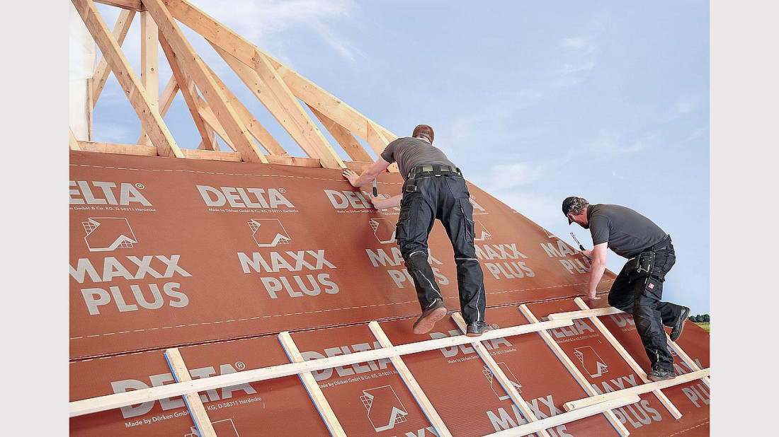 Co wpływa na zachowanie bezpieczeństwa prac budowlanych na dachu?