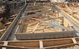 Jak wykonać szalunki i zabetonować fundamenty domu jednorodzinnego?