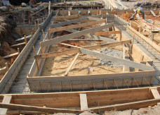 Jak wykonać szalunki i zabetonować fundamenty domu jednorodzinnego?