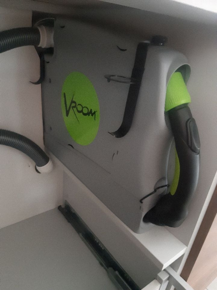 Wąż w kasecie (pod zlewozmywakiem) umożliwia m.in. zebranie okruchów z blatów