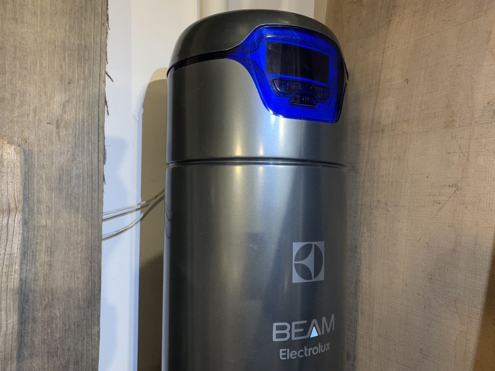 Jednostka centralna wisi w garażu