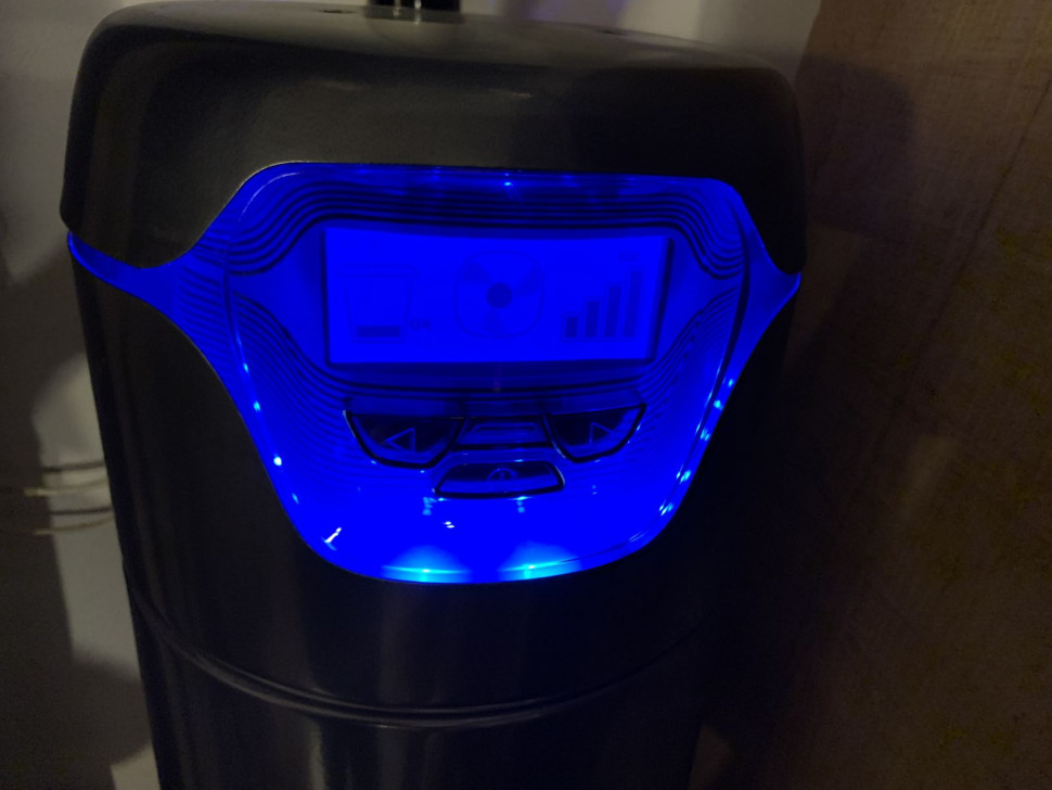 Na elektronicznym panelu wyświetla się m.in. poziom zapełnienia zbiornika na śmieci