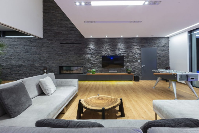 Płytka Sierra na ścianie z kominkiem