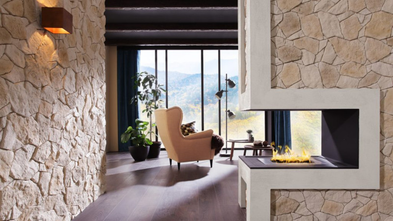 Płytka Nanga na ścianie działowej z biokominkiem we wnęce