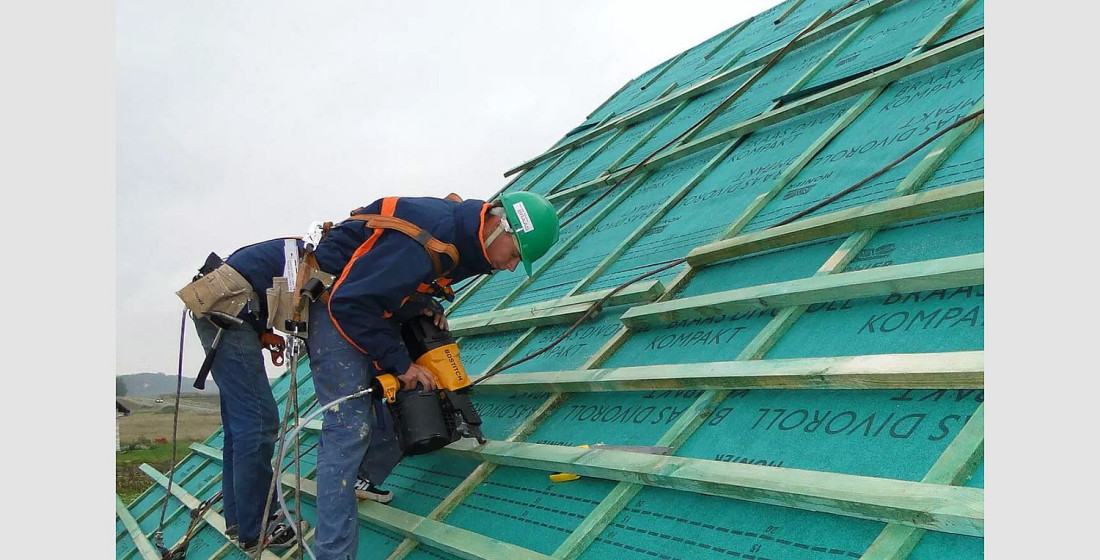 Czym zabezpieczyć dach, gdy budowa się przedłuża? Rola poszycia uszczelniającego