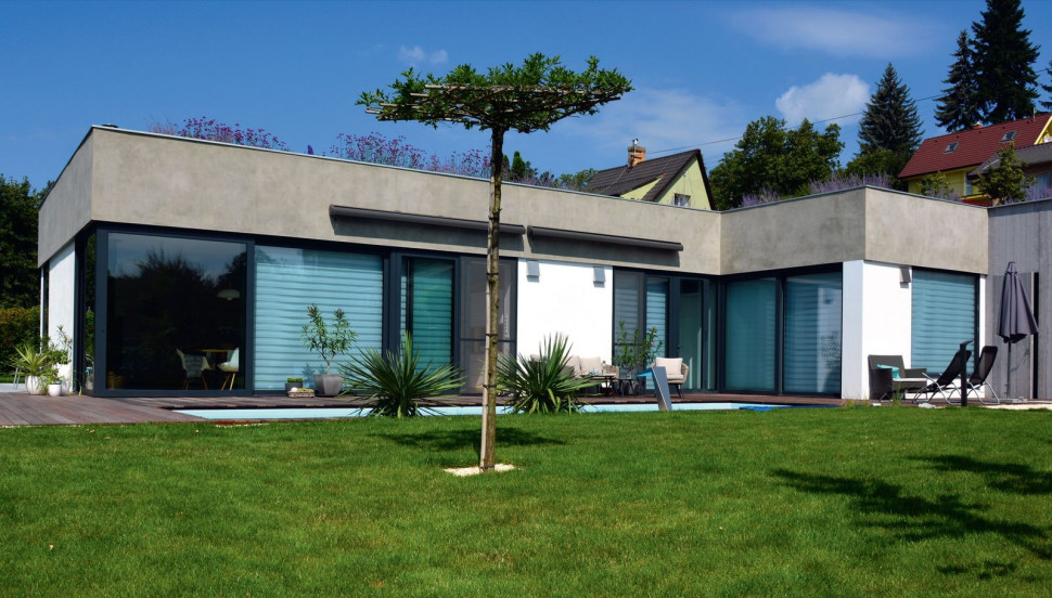 Dom z dużymi przeszkleniami