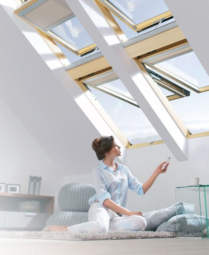 Pani steruje oknami dachowymi za pomocą pilota