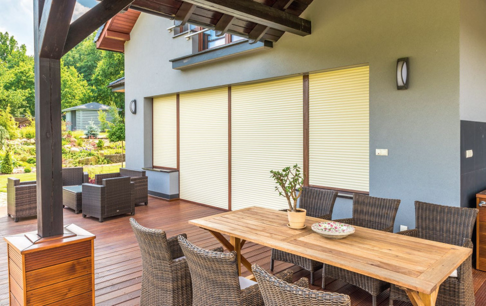 Zaciągnięte rolety na oknach pionowych