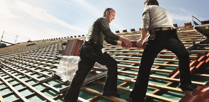 Czym zabezpieczyć dach, gdy budowa się przedłuża?