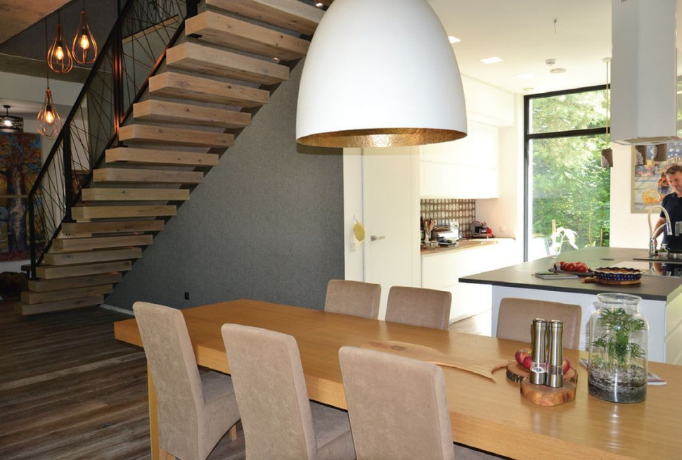 Schody z dębowymi stopniami i balustradą ze stali