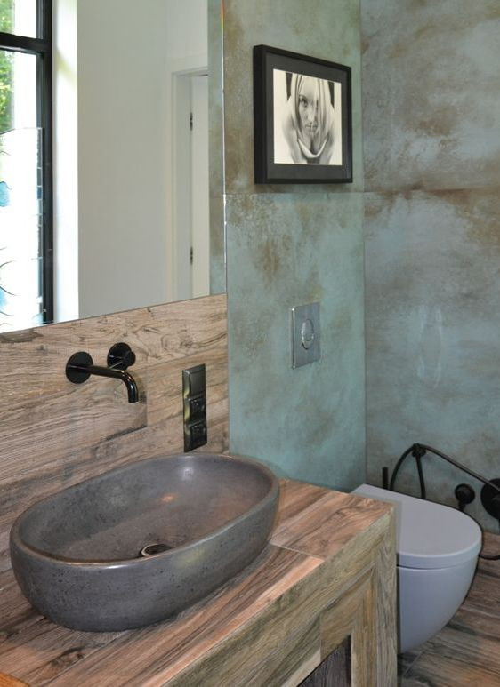 W łazience na parterze właściciele zastosowali gres imitujący deski dębowe (również na stoliku pod umywalką)