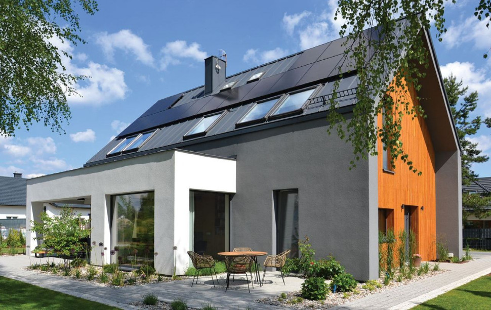 Na południowej połaci, oprócz okien dachowych i świetlików, ulokowane są ogniwa fotowoltaiczne (w wersji full black, żeby scaliły się z blachą) i płotek przeciwśnieżny