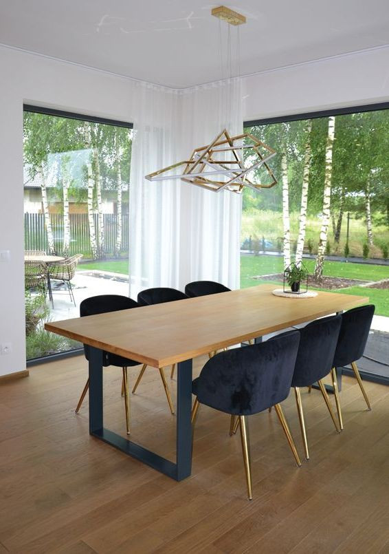 Jadalnia znajduje się w przeszklonym wykuszu