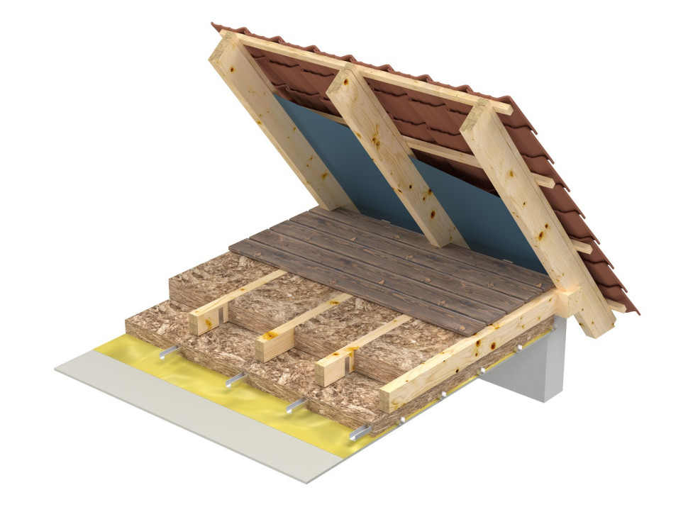 W przypadku stropu drewnianego, wełnę należy ułożyć pomiędzy belkami konstrukcyjnymi na całej ich wysokości.