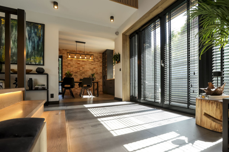 Żaluzje drewniane budują wyjątkowy klimat wnętrz