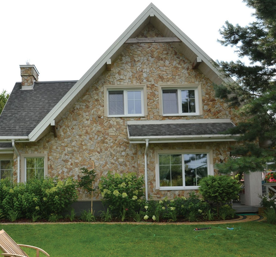 Kamienna okładzina z łupka bułgarskiego na elewacji jest pięknym tłem roślin, m.in. okazałych krzewów hortensji drzewiastej