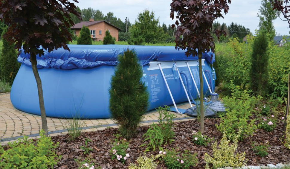 Basen w nasłonecznionym narożniku ogrodu