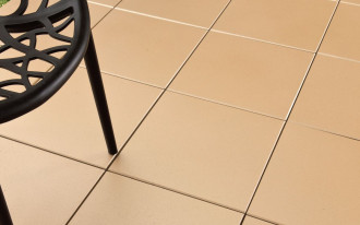 Czy płyta betonowa pokryta płytkami ceramicznymi sprawdzi się na tarasie na gruncie?