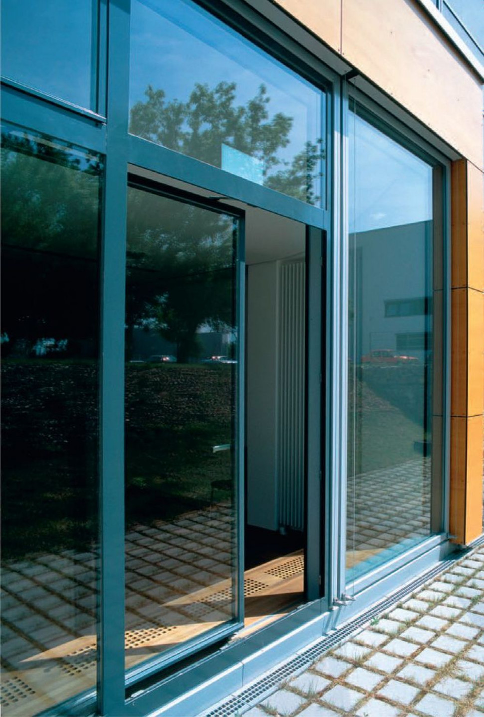 W oknie podnoszono-przesuwnym skrzydło ruchome przesuwa się za stałe