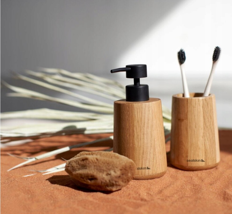 Dębowe akcesoria łazienkowe z kolekcji Sealskin Earth