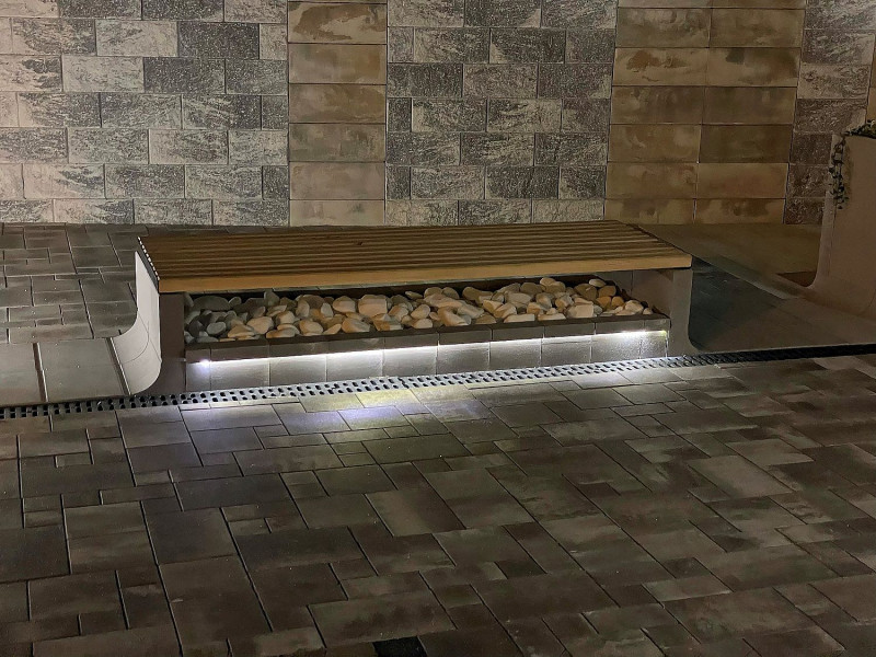 Podświetlona ławka z obrzeżem Flesz i elementami L-ka Tigela