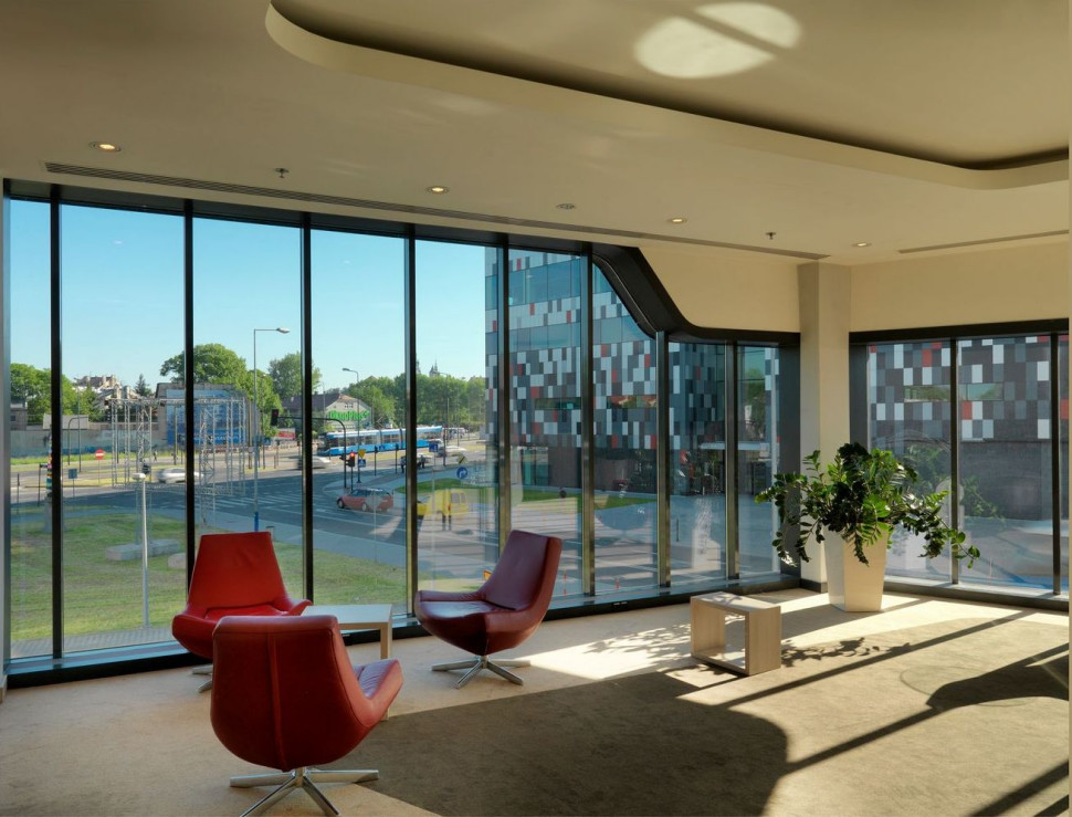 Przeszklone foyer. fot. NSG Group