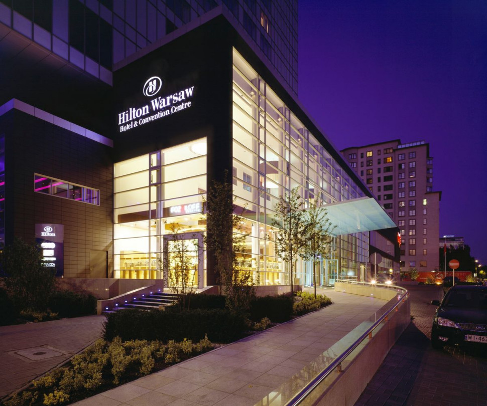 Widok na oświetlony hotel Hilton Warsaw nocą. fot. NSG Group