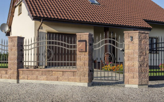 Czy działka powinna być otoczona solidnym, wysokim ogrodzeniem i to nie tylko od strony ulicy?