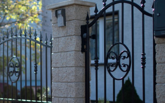 W jaki sposób chronić furtkę i bramę wjazdową?