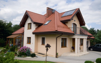 Jakie elementy projektu domu zwiększają ryzyko włamania?