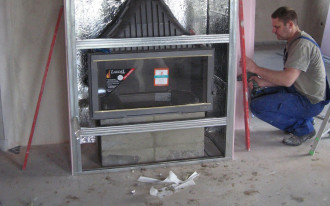 Czy kominek można posadowić wprost na wylewce podłogowej?