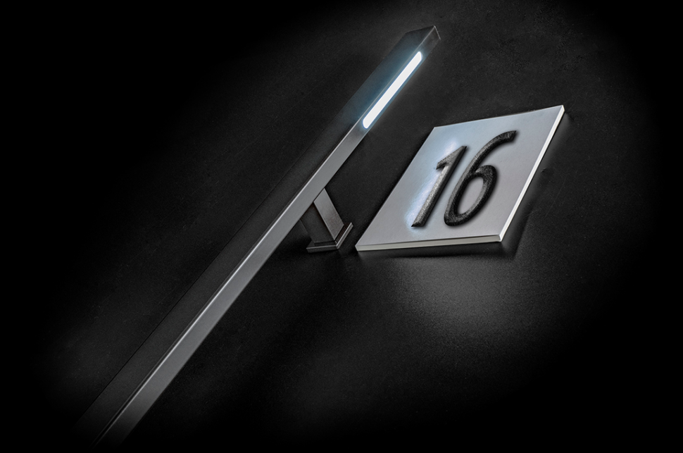 Zamontowany na drzwiach uchwyt podświetla tabliczkę z numerem domu