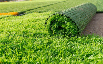 Jak położyć i czyścić sztuczną trawę?