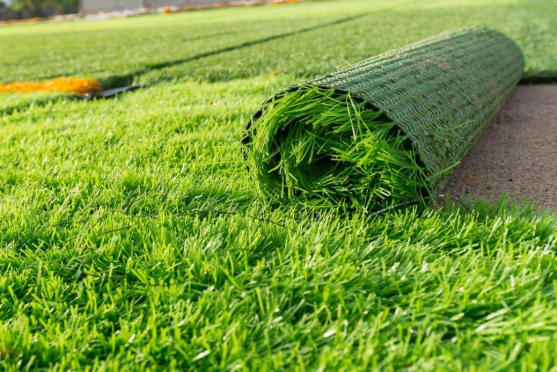 Jak położyć i czyścić sztuczną trawę?