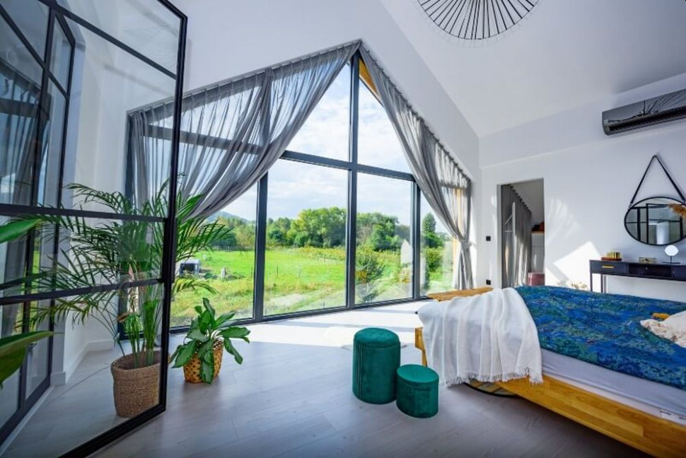 Sypialnia z dużym oknem Aluhaus w kolorze antracytowym