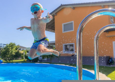 Jak przygotować podłoże pod basen ogrodowy?