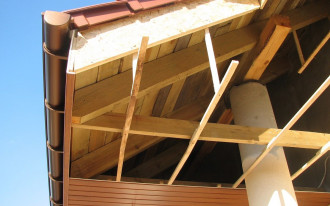 Jak montuje się podbitkę dachową?