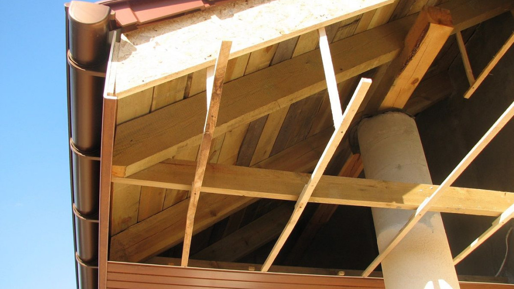 Jak montuje się podbitkę dachową?