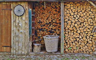 Jak przechowywać drewno kominkowe?