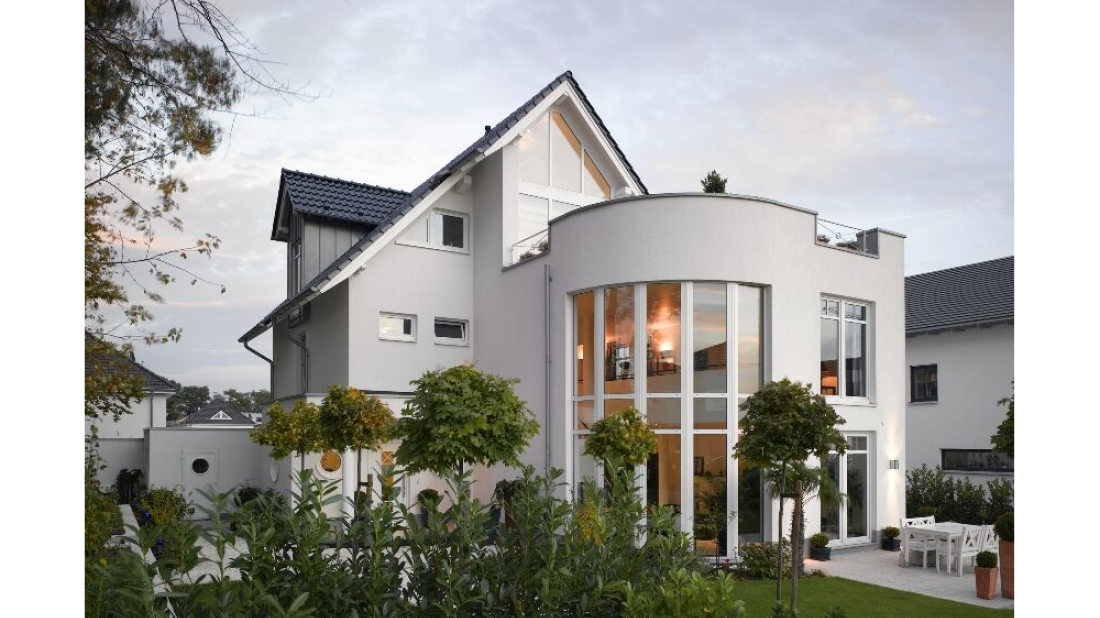 Ponadczasowy design budynku z nowoczesnymi oknami Schüco