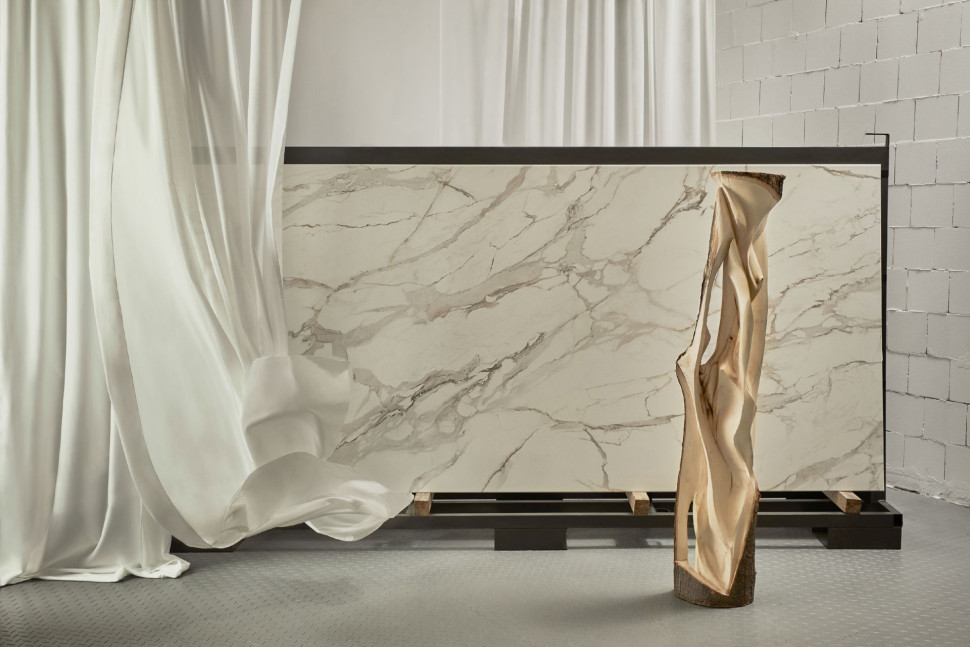 Prace artystów wyeksponowano na postumentach Cosentino