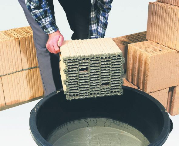 Zanurzenie pustaków w zaprawie klejowej