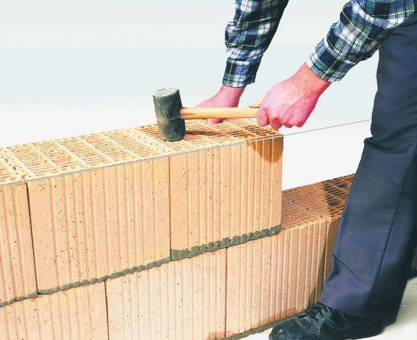 Układanie pustaków na zaprawie klejowej